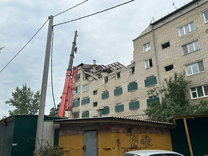 В доме на Боровой, 6 в Антипихе ведутся работы по демонтажу обрушенных конструкций